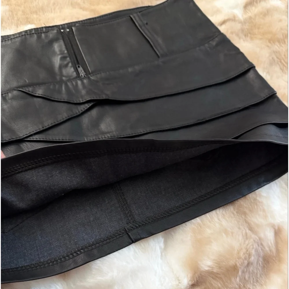 Black leather skirt - Picture 4 of 4